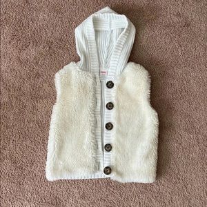 Gymboree white faux fur
hooded button down vest 4T/5T